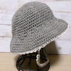 グレーのニット帽　ハンドメイド　かぎ針編みの画像
