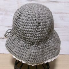グレーのニット帽　ハンドメイド　かぎ針編みの画像