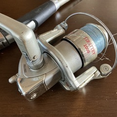 釣り好きな人にオススメ🎣FIRSTTRY2000スピニングリール竿ギア比(GEARRATIO）5.2:1ラインキャパシティ(Linecapacity）2号ライン160m2.5ライン130m3号ライン110m汚れ傷アリ💦グレー黒の画像