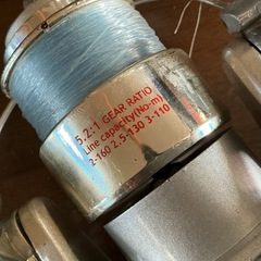 釣り好きな人にオススメ🎣FIRSTTRY2000スピニングリール竿ギア比(GEARRATIO）5.2:1ラインキャパシティ(Linecapacity）2号ライン160m2.5ライン130m3号ライン110m汚れ傷アリ💦グレー黒の画像