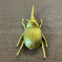 ヘラクレスオオカブト⭐️フィギュアおもちゃ昆虫ソフビ手のひらサイズ🖐️生き物カブトムシプラモデル模型ゴールドの画像