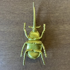 ヘラクレスオオカブト⭐️フィギュアおもちゃ昆虫ソフビ手のひらサイズ🖐️生き物カブトムシプラモデル模型ゴールドの画像