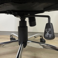 デスクチェア  肘置き付き キャスター付き ストッパーなし 高さ調整可 中古の画像