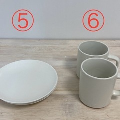 シンプルな食器セットの画像