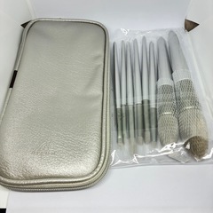 新品⭐️RIEMU　メイクブラシセット 8本 ポーチセット　シルバー　Riemu メイクブラシセット 8本 ポーチセット　可愛い専用ポーチ付き　Riemuの画像