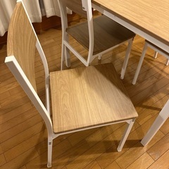 ダイニングテーブル、
チェアセットの画像