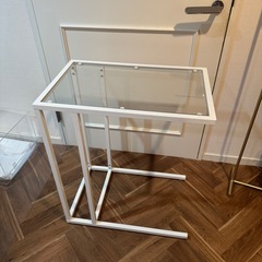 VITTSJÖ ヴィットショー ラップトップスタンド,ホワイト/ガラス, 35x65 cmの画像
