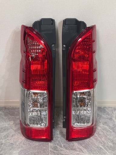 【訳あり】　美品 新車外しトヨタ純正 200系 200 ハイエース 4型 5型 6型 7型 8型 テールランプ テールライト 左右 KOITO 26-140