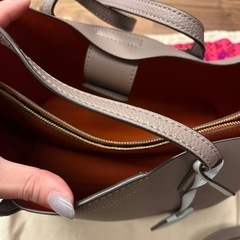 Tory Burch グレー レザー ハンドバッグの画像