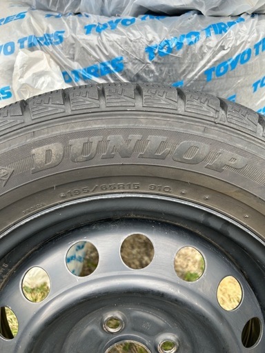 ダンロップ　195/65R15  四つ穴　スタッドレス