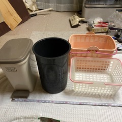 キッチン用ゴミ箱　プラスチックのカゴの画像