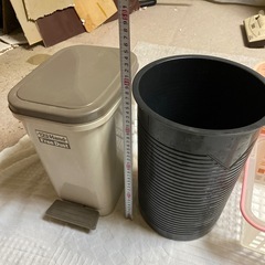 キッチン用ゴミ箱　プラスチックのカゴの画像