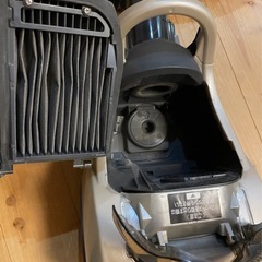 壊れた掃除機の画像