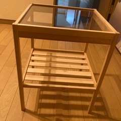 IKEA ベッドサイドテーブルの画像
