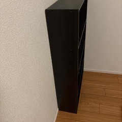 ダークブラウンの本棚の画像