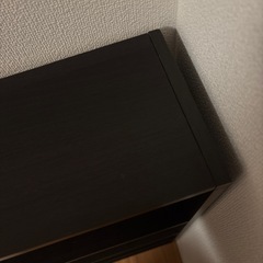 ダークブラウンの本棚の画像