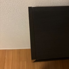 ダークブラウンの本棚の画像