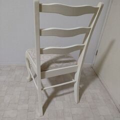 白の木製猫脚？椅子の画像