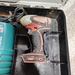 マキタ充電器とおまけインパクトの画像