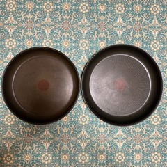 受付終了〈Tefal 5点セット〉フライパン2点、鍋1点、鍋蓋1点、取っ手1点＋〈おまけ4点〉フライパン用の蓋1点、（未使用）メッシュシート1点、バターケース1点、タッパー1点の画像