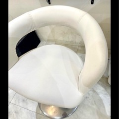 ホワイト　チェア2脚　回転昇降可能の画像