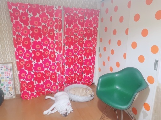 イームズイス（緑）とマリメッコカーテン