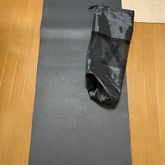 REODOEER 黒色ヨガマット（縦172×横57cm）ケース付き 使用感あり 500円の画像