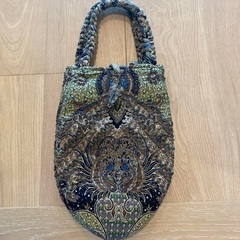 ビーズ装飾ハンドバッグの画像