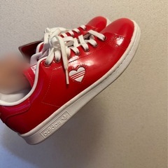 スタンスミス　adidas 赤い靴の画像