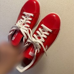 スタンスミス　adidas 赤い靴の画像