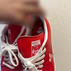 スタンスミス　adidas 赤い靴の画像