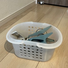 ランドリー用品物干し竿 スリッパ（レディースサイズ 23〜25cm） ピンチハンガー 洗濯ばさみ（大きめ）＋収納かご
の画像