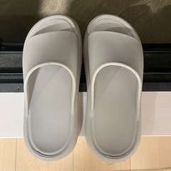ランドリー用品物干し竿 スリッパ（レディースサイズ 23〜25cm） ピンチハンガー 洗濯ばさみ（大きめ）＋収納かご
の画像