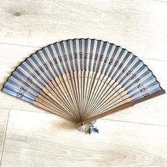 蝶デザインチャーム付き★高級扇子　いつでもお渡し可能です⭕️  の画像
