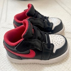 Air Jordan ベビーシューズ 11cm ブラック/レッドの画像