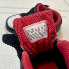 Air Jordan ベビーシューズ 11cm ブラック/レッドの画像