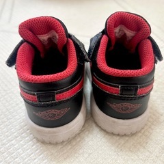 Air Jordan ベビーシューズ 11cm ブラック/レッドの画像