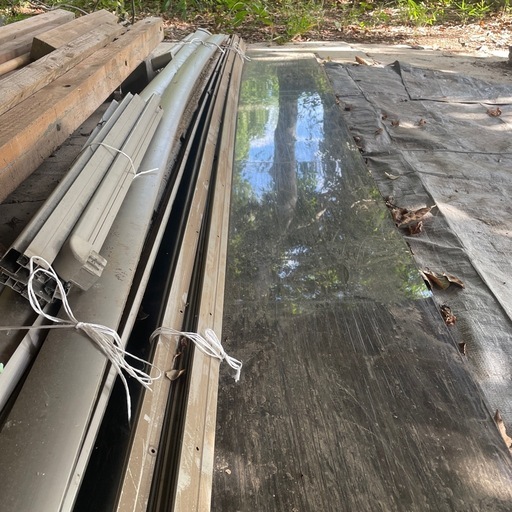 早めに取りに来てもらえれば少し
お安くします。車2台用カーポート中古、