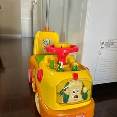 子供の乗り物の画像