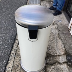 ペダル式ゴミ箱
の画像