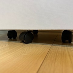 【急募】キャスター付き脇机　ホワイトの画像