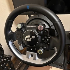 Thrustmaster GT Racing Wheelとレーシングシートのセット。 の画像