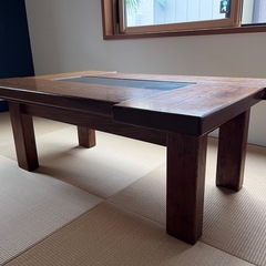 木製テーブルの画像