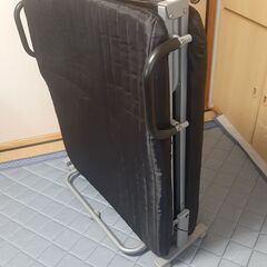 折り畳み式簡易ベッドの画像