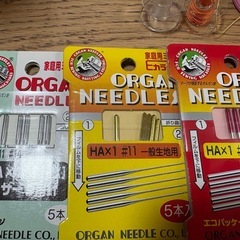 裁縫箱・ミシン糸・ミシン針等まとめての画像
