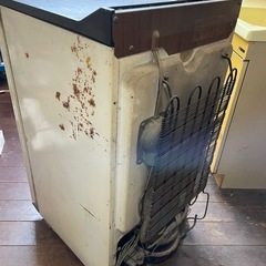 レトロな冷蔵庫の画像