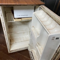 レトロな冷蔵庫の画像