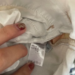 ベージュ チノパンとワインレッド 長袖Tシャツ セットの画像