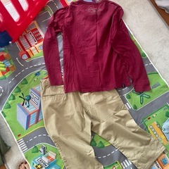ベージュ チノパンとワインレッド 長袖Tシャツ セットの画像