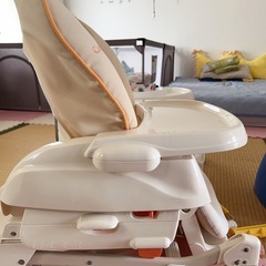 コンビ（Combi）の手動ハイローチェアの画像